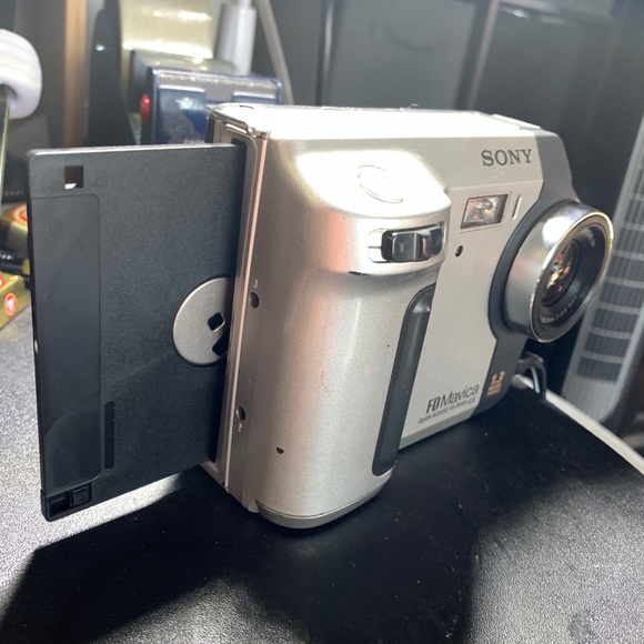 Sony MVC-FD87 1.2MP Digital Camera 3 Optical Zoom - Picture 2 of 7